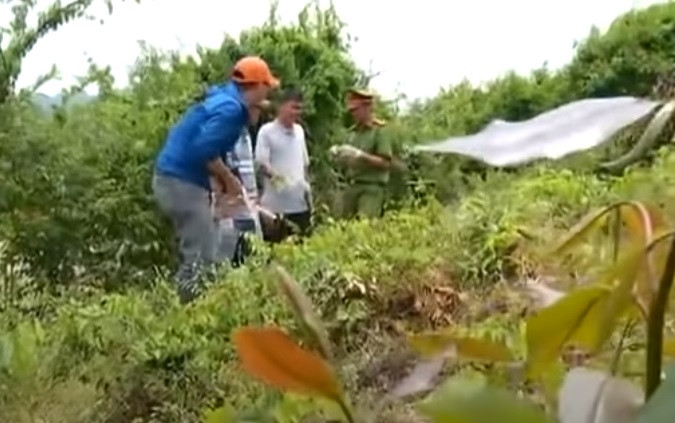 Đáng chú ý, mọi dấu vết tại hiện trường đã bị những cơn mưa xóa hết. Để triệt phá vụ án trên, Phòng cảnh sát điều tra về trật tự Công an tỉnh Khánh Hòa khi đó đã xác lập chuyên án, tiến hành truy xét để tìm hiểu các mối quan hệ của nạn nhân, đồng thời áp dụng các biện pháp nghiệp vụ, tập trung lực lượng tổ chức điều tra. (Ảnh: ANTV)