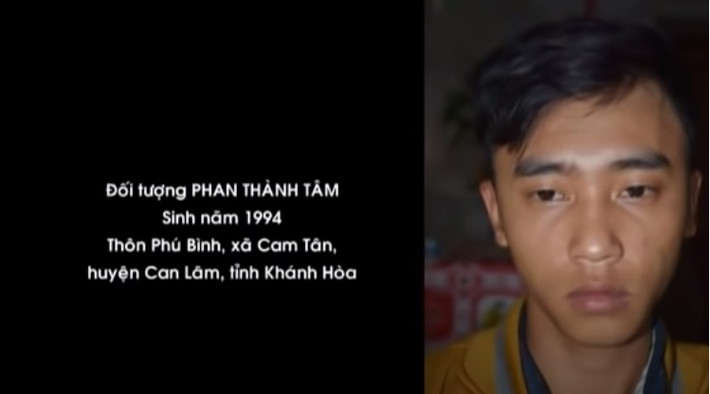 Cơ quan điều tra nhận định, Phan Thành Tâm (SN 1994, trú tại thôn Phú Bình, xã Cam Tân) sinh sống gần hiện trường vụ án và gọi nạn nhân Thanh là mợ là nghi phạm. Đối tượng Tâm thuộc thành phần lêu lổng, thường xuyên tụ tập đàn đúm, nghiện hút cỏ mỹ. (Ảnh: ANTV)