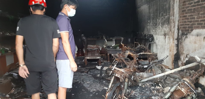 Chiều 25/9, một lãnh đạo thị trấn Thanh Miện cho biết, khoảng 1h sáng cùng ngày, tại địa bàn thị trấn Thanh Miện có mưa dông khá lớn. Trong lúc mưa to, sấm sét thì nhà anh Nguyễn Xuân Tầu (đường Tuệ Tĩnh, thị trấn Thanh Miện, huyện Thanh Miện) xảy ra hoả hoạn, nghi bị sét đánh trúng.