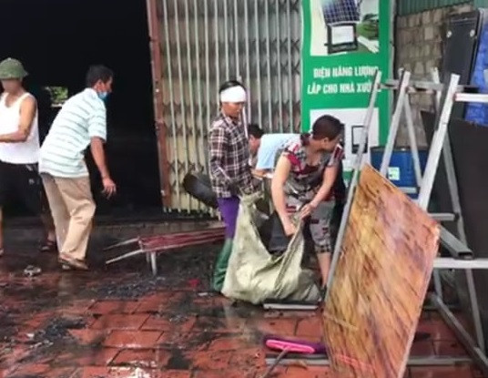 Theo anh Tầu cho biết, thời điểm trên, khi đang nằm ngủ, anh nghe tiếng nổ lớn, sau đó, nhiều thiết bị điện tử trong nhà bắt đầu bốc cháy dữ dội. Do ở nhà dưới nên anh Tầu đã kịp chạy thoát ra ngoài.