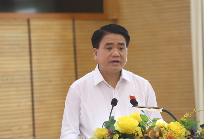 Khi Công ty Thoát nước chưa ký hợp đồng mua chế phẩm Redoxy-3C của Công ty Arktic, ông Chung yêu cầu bị can Võ Tiến Hùng ứng trước tiền mua. Thực hiện chỉ đạo của ông Chung, bị can Võ Tiến Hùng dùng tiền của gia đình chuyển cho bị can Nguyễn Trường Giang 4,6 tỷ đồng ứng trước để mua chế phẩm Redoxy-3C.
