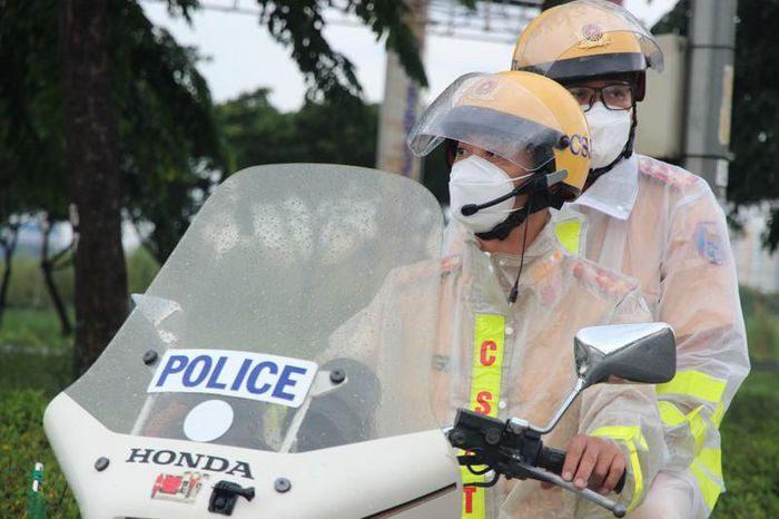 CSGT Công an TP.HCM điều động hai xe mô tô và một ô tô đặc chủng đón đoàn tình nguyện viên tỉnh Lâm Đồng từ cao tốc TP.HCM - Long Thành - Dầu Giây. Thời điểm đón đoàn tại TP.HCM trời đang mưa. Ảnh: TS
