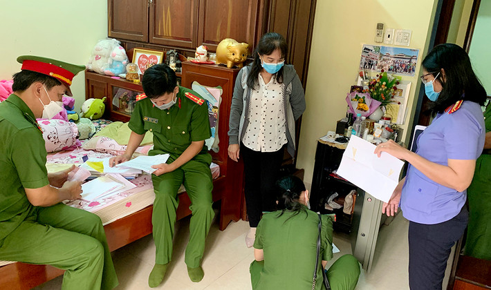 Ngày 29/9, mở rộng điều tra vụ lừa đảo chiếm đoạt số tiền trên 601 tỷ đồng của một ngân hàng tại An Giang, Cơ quan Cảnh sát điều tra Công an tỉnh An Giang đã khởi tố, bắt tạm giam thêm 5 kế toán của các công ty liên quan trong vụ án để điều tra về hành vi “Lừa đảo chiếm đoạt tài sản”.