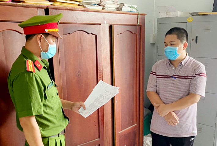 Thi hành Quyết định khởi tố bị can, lệnh bắt tạm giam và khám xét nơi ở của Tống Duy Khương.