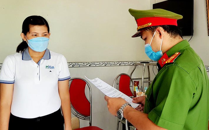 Trong đó có sự giúp sức của Nguyễn Viết Tuyên, Lưu Bá Phúc và sự tham gia làm hồ sơ chứng từ khống của Huyền, Hằng, Trâm, Đào và Khương nhằm vay vốn, chiếm đoạt trên 601 tỷ đồng của ngân hàng. (Ảnh: Thi hành Quyết định khởi tố bị can, lệnh bắt tạm giam và khám xét nơi ở của Huỳnh Thị Thơ Đào)
