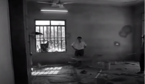 Một ngày sau, Ngọc tử vong. Tại hiện trường, cảnh sát phát hiện có nhiều vết máu, đặc biệt là con dao dài khoảng 30cm có vết máu. Cơ quan điều tra nhận định, con dao này được đồng bào dân tộc sử dụng khi đi nương, đi núi. Con dao vừa chặt tre, gỗ nhưng vẫn có thể chọc được tiết lợn. Con dao trong vụ án được xác định là hung khí sát hại anh Ngọc và gây thương tích cho bà Bé. Kết quả giám định xác định dấu vết máu trên con dao là của nạn nhân Ngọc. (Ảnh: ANTV)