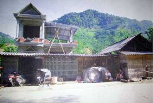 Vụ án mạng rúng động vùng quê nghèo thuộc xã Kiến Thiết (huyện Yên Sơn, Tuyên Quang) xảy ra vào 1h sáng ngày 1/7/2015. Thời điểm đó, người dân thôn Tân Minh đang chìm trong giấc ngủ bỗng tỉnh giấc bởi những tiếng kêu cứu thảm thiết xé toang màn đêm tĩnh lặng. Tiếng kêu cứu vọng lên từ ngôi nhà đang xây của hai mẹ mẹ con bà Nguyễn Thị Bé và Nguyễn Ánh Ngọc (SN 1992).