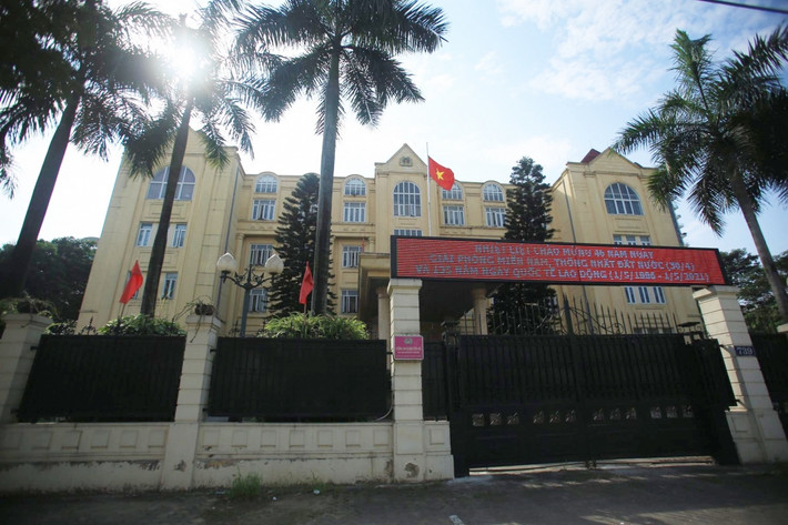 Tại tòa, vợ của bị cáo Nguyễn Hữu Tài, được triệu tập với tư cách người liên quan, khai trong quá trình Công an quận Tây Hồ thụ lý vụ án, đã đưa 100 triệu đồng cho cán bộ Công an quận nhờ "chạy án" cho chồng. (Ảnh: Trụ sở CA quận Tây Hồ. Nguồn: VOV)