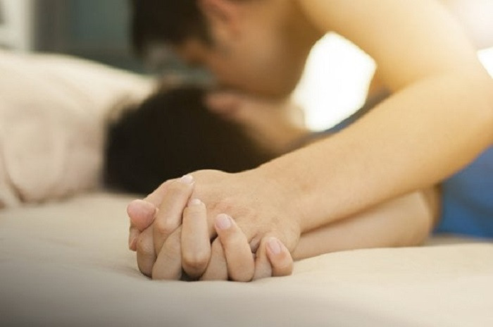 Vĩnh là người làm nghề chữa thuốc nam gia truyền, chữa bệnh bằng cách bấm huyệt. Tháng 11/2020, Vĩnh nhận chữa bệnh trĩ cho chị Q. (trú tại phường Cao Xanh, TP Hạ Long). Quá trình khám chữa bệnh, Vĩnh nói với chị Q. mỗi lẫn bấm huyệt thì phải quan hệ tình dục với mình và được Q. đồng ý. Trong những lần quan hệ tình dục với nhau, Vĩnh nảy sinh ý định tống tiền chị Q. nên sử dụng điện thoại di động của mình quay video lưu lại. Sau đó dùng clip trên đe dọa, tống tiền nữ bệnh nhân. (Ảnh minh họa).