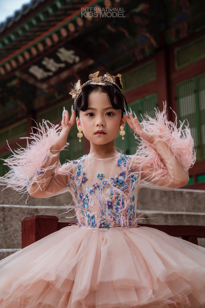 Ban đầu, mẹ của Nhật Ánh cho con tham gia câu lạc bộ mẫu nhí với mục đích để con tự tin hơn, không ngờ cô bé “như cá gặp nước”, rất đam mê và nhanh chóng bộc lộ được tố chất của mình.
