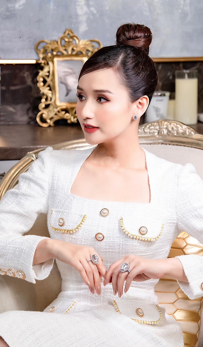 Mới đây Lã Thanh Huyền khéo khoe độ giàu khủng khi đăng ảnh "sặc mùi tiền" kèm chia sẻ: "Làm kinh doanh trong thời kỳ kinh tế khủng hoảng kể cũng nhàn, kim cương không bán được cứ đeo hết lên là xong".