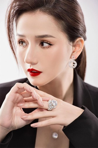 Người đẹp 38 tuổi cho biết hiện cô đang sở hữu bộ sưu tập trang sức kim cương có giá khoảng 100 tỷ đồng và được coi là bà hoàng kim cương của showbiz, ngang ngửa với Lý Nhã Kỳ.