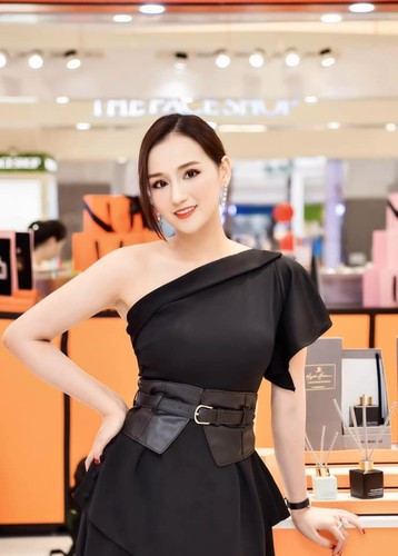 Sau khi đoạt giải quán quân cuộc thi Phụ nữ Thế kỷ 21 năm 2006, Lã Thanh Huyền bước chân vào showbiz với vai trò diễn viên trong loạt phim như: Tình yêu không hẹn trước, Thái sư Trần Thủ Độ, Zippo, mù tạt và em, Tình yêu và tham vọng, Chồng cũ, vợ cũ, người yêu cũ...