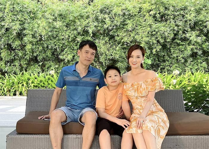 Gia đình Lã Thanh Huyền thường xuyên đi du lịch tại những nơi sang chảnh."Du lịch như là mục đích sống của tôi vậy. Có những năm tôi đi hơn chục chuyến du lịch dài ngày khắp thế giới. Mỗi chuyến ngoài tận hưởng những cảnh quan tuyệt đẹp còn là dịp để gia đình có những phút giây tận hưởng bên nhau...", Lã Thanh Huyền chia sẻ với Vietnamnet.