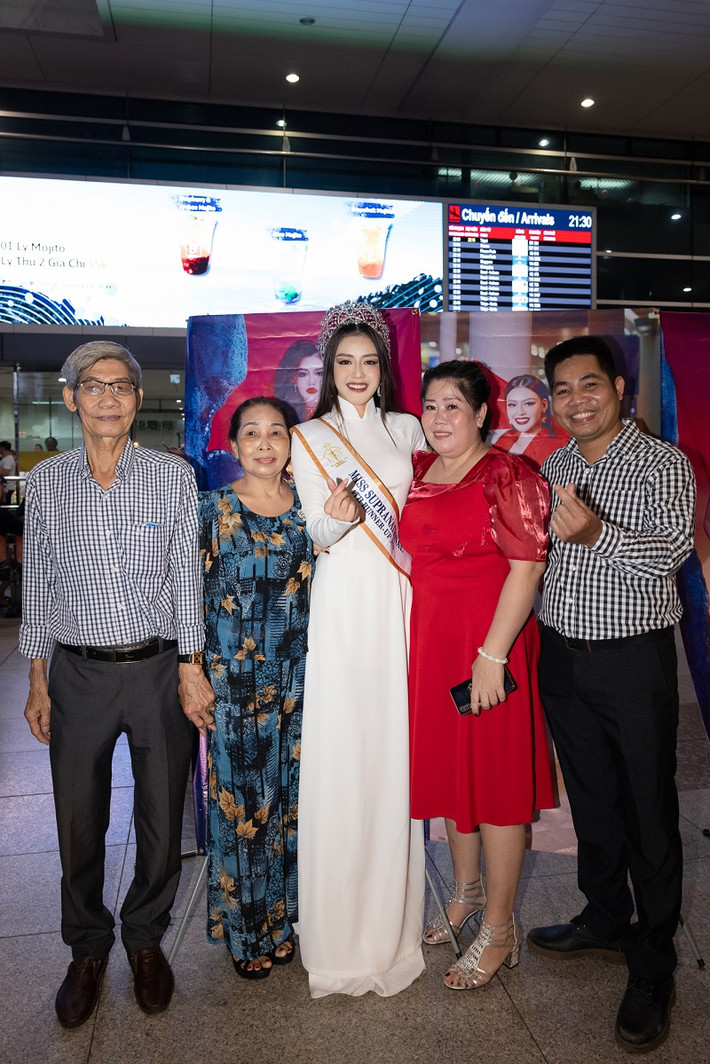 Cùng với người thân, các fan ruột, những người đã luôn bên cạnh cổ vũ động viên cô cũng đã có mặt từ sớm, chuẩn bị băng rôn, hình ảnh để đón nàng á hậu trở về.