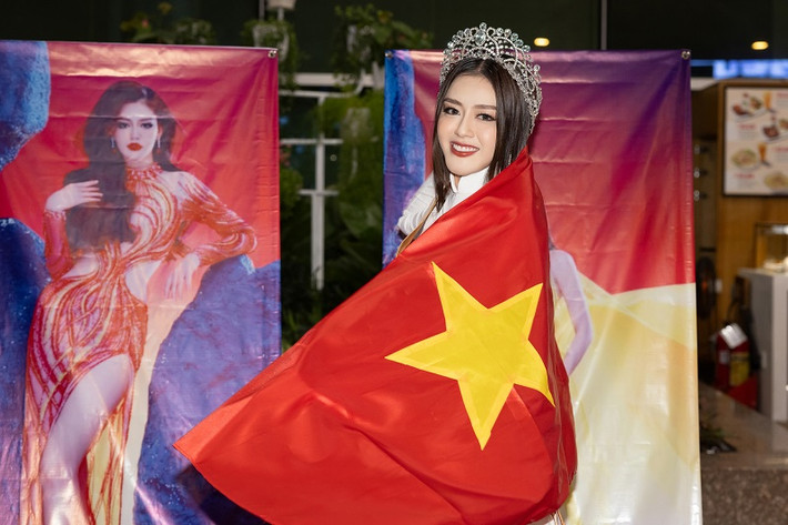 Á hậu Siêu quốc gia 2023 hãnh diện giơ cao lá cờ tổ quốc thể hiện cho chiến thắng rực rỡ của mình.
