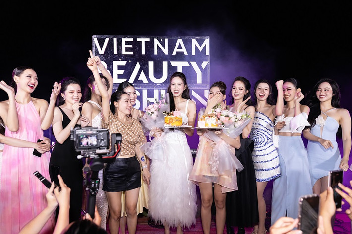 Trước đó, Hoa hậu Việt Nam Đỗ Thị Hà cùng Á hậu Nguyễn Lê Ngọc Thảo còn được Thạc sĩ Phạm Kim Dung, đạo diễn Hoàng Nhật Nam, dàn hoa á hậu, các khách mời và ê-kíp tổ chức sinh nhật.
