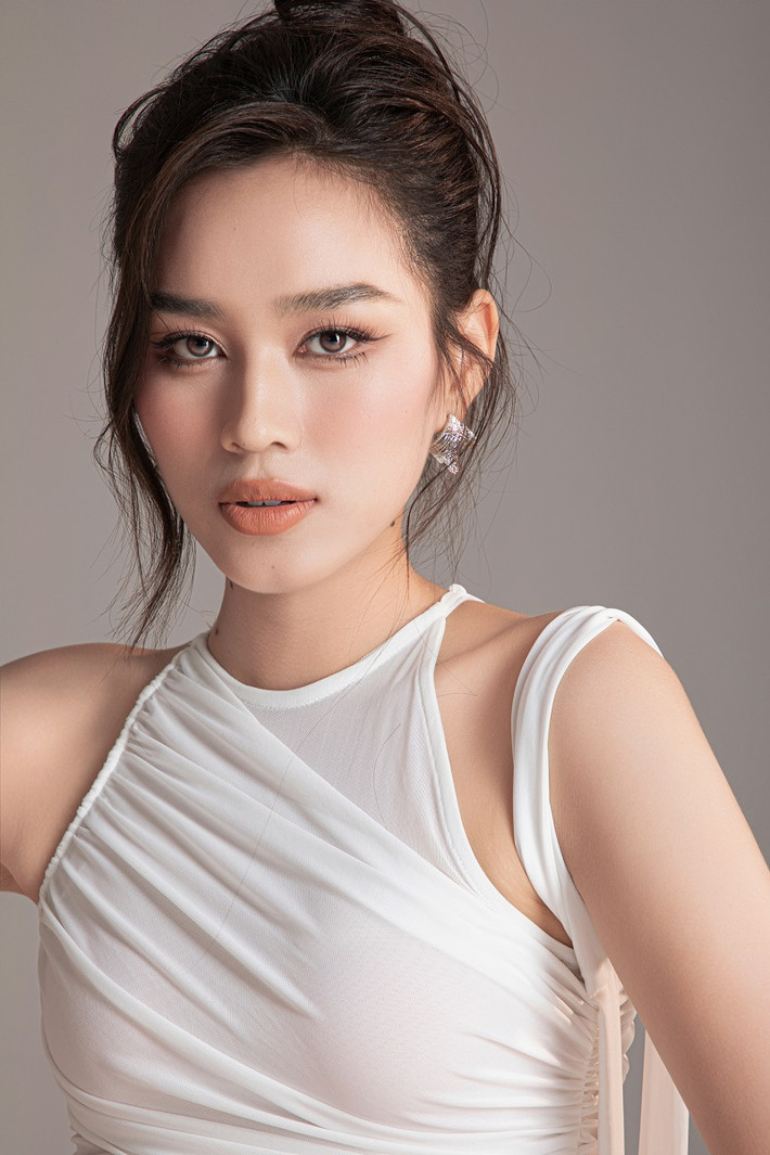 Dù bận rộn với công việc nhưng nàng hậu vẫn không quên con đường “đèn sách”. Cô vừa hoàn thành chương trình học tập tại Đại học Kinh tế Quốc dân (Hà Nội) và sẽ tốt nghiệp trong năm nay.