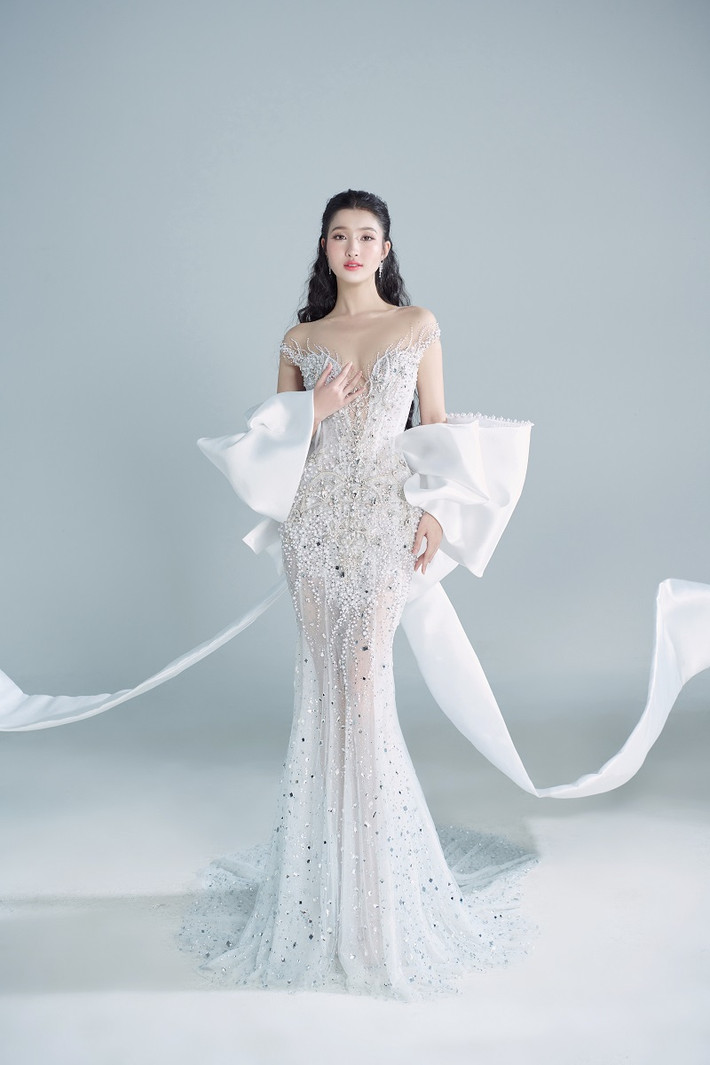Ngọc Phương Đông là tác phẩm kỳ công dành cho Phương Nhi chinh chiến tại Miss International 2023. Nhà thiết kế Phạm Đăng Anh Thư tiết lộ, Ngọc Phương Đông được ví như một toà châu báu được dát lên sắc vóc của nàng công chúa đến từ Phương Đông. Thiết kế được đính kết lộng lẫy mà vẫn thanh thoát khi pha phối ngọc trai và hàng ngàn viên đá Swarovski bung toả trên dáng váy đuôi cá xuyên thấu khoe dáng thanh mảnh, cùng tùng váy xoè bồng lấp lánh phía sau biến nàng hậu thành một cô công chúa yêu kiều. Đặc biệt, chiếc nơ 8 cánh bằng lụa Mikado cao cấp được nhấn nhá như một dải choàng tinh tế duyên dáng, cũng gợi nhớ đến nốt thắt trên Obi truyền thống trang trọng của Kimono, biểu tượng Nhật Bản.