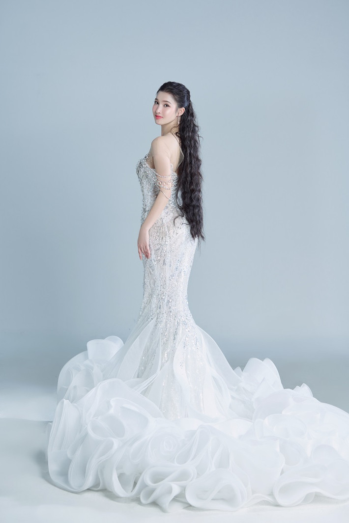 Á hậu Phương Nhi tuyệt đẹp khi diện bộ trang phục kiêu sa, lộng lẫy chuẩn bị cho chung kết.