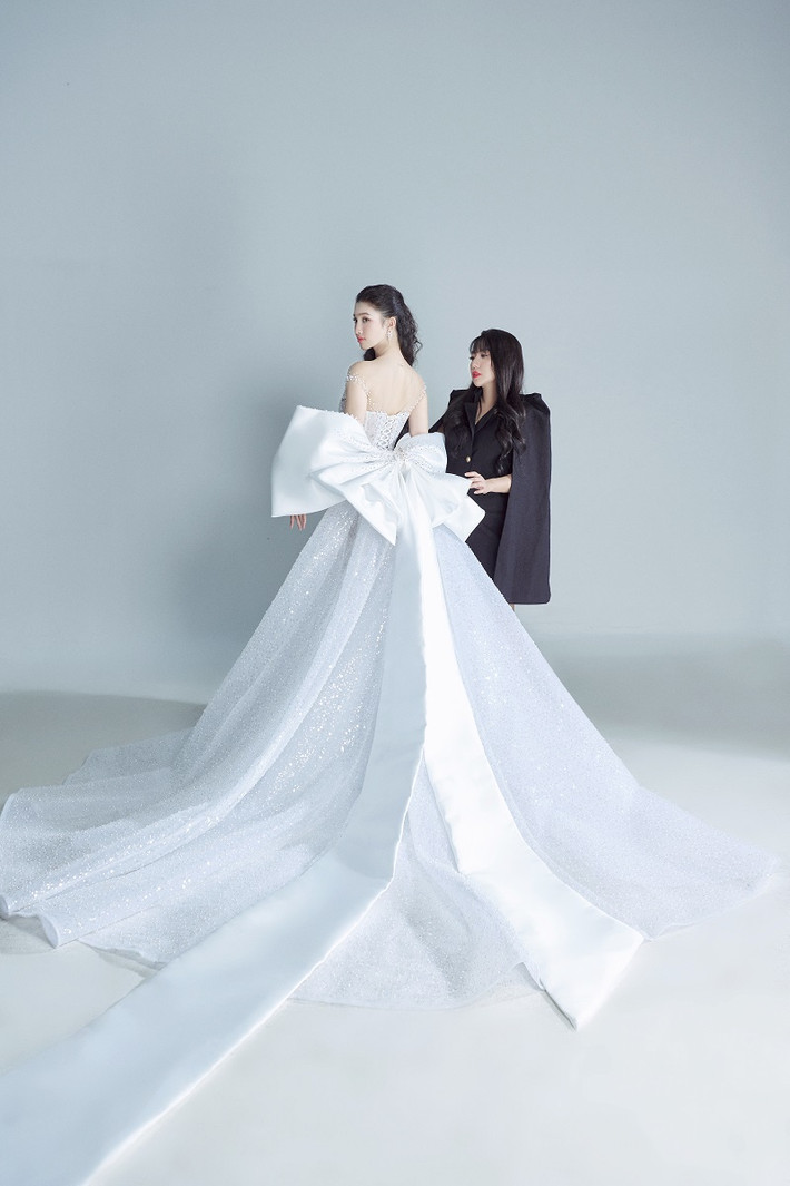 Sau National Costume, Phương Nhi tiếp tục lựa chọn sắc trắng cho trang phục chung kết. Không thể phủ nhận, màu trắng làm tôn lên vẻ đẹp trong sáng, nhẹ nhàng và làn da trắng sáng của nàng hậu.