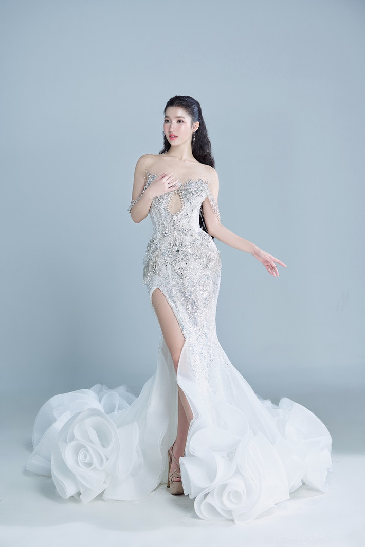 Chi tiết đính kết tỉ mỉ ở ngực và chuỗi trang sức trễ vai tạo điểm nhấn đặc biệt lấp lánh giúp nàng hậu tỏa sáng trên sân khấu.