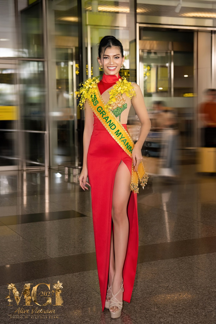 Miss Grand Myanmar tạo ấn tượng khi diện trang phục đính kết thêm hình dáng hoa sen như một cách thể hiện sự tôn trọng dành cho đất nước đăng cai tổ chức Miss Grand International năm nay.