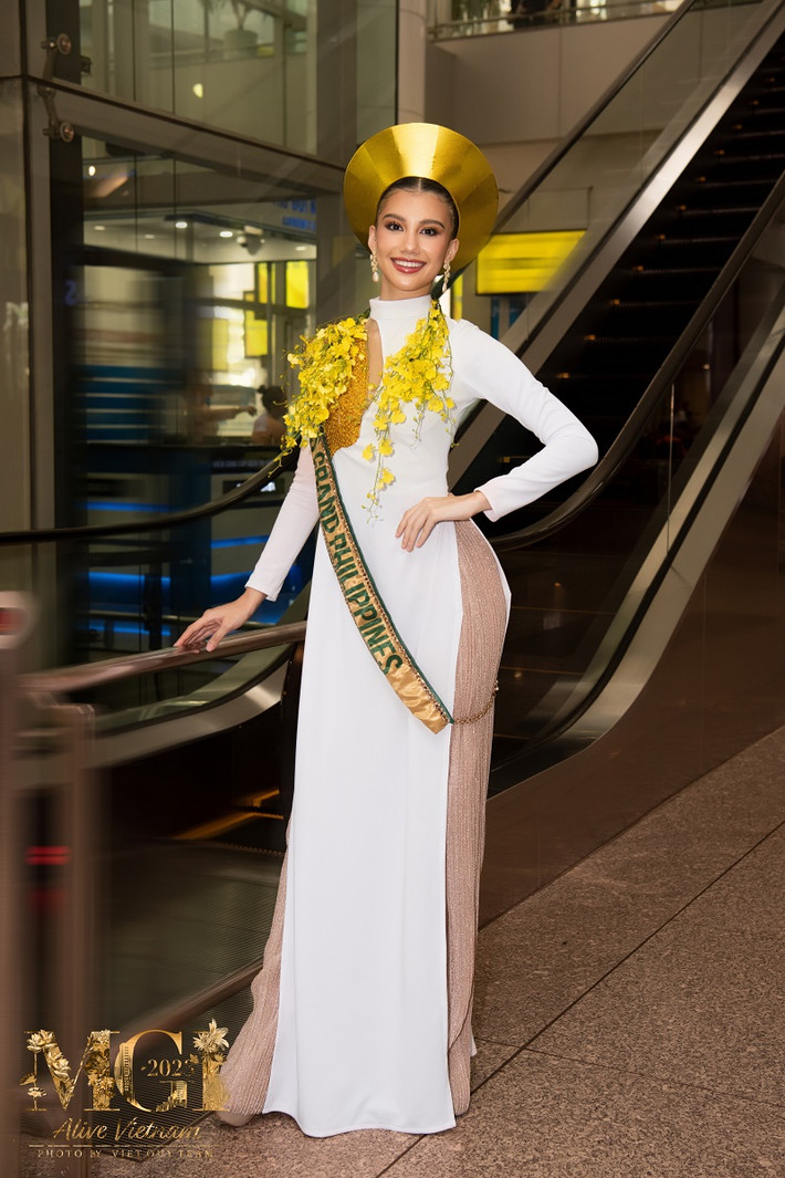 Miss Grand Philippines chọn trang phục áo dài trắng. Cô chia sẻ bản thân yêu thích những đường nét thiết kế của bộ trang phục truyền thống Việt Nam.