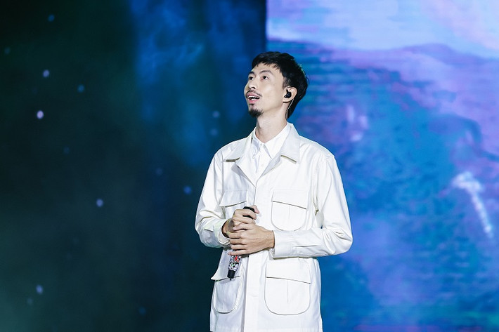 Cùng với Hồ Ngọc Hà, Đen Vâu cũng khuấy động sân khấu với phần biểu diễn ấn tượng.