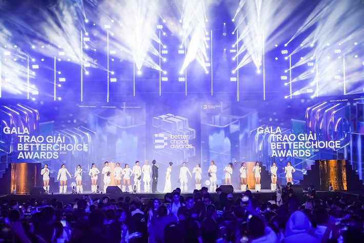 Toàn cảnh sân khấu hoành tráng của chương trình. Gala trao giải Better Choice Awards 2023 được tổ chức nhằm tôn vinh các sản phẩm, thương hiệu đổi mới sáng tạo, mang đến lợi ích thiết thực cho người tiêu dùng.