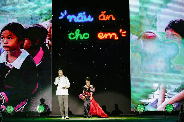 Nam rapper trình diễn hai ca khúc Nấu ăn cho em và Đi theo bóng mặt trời.