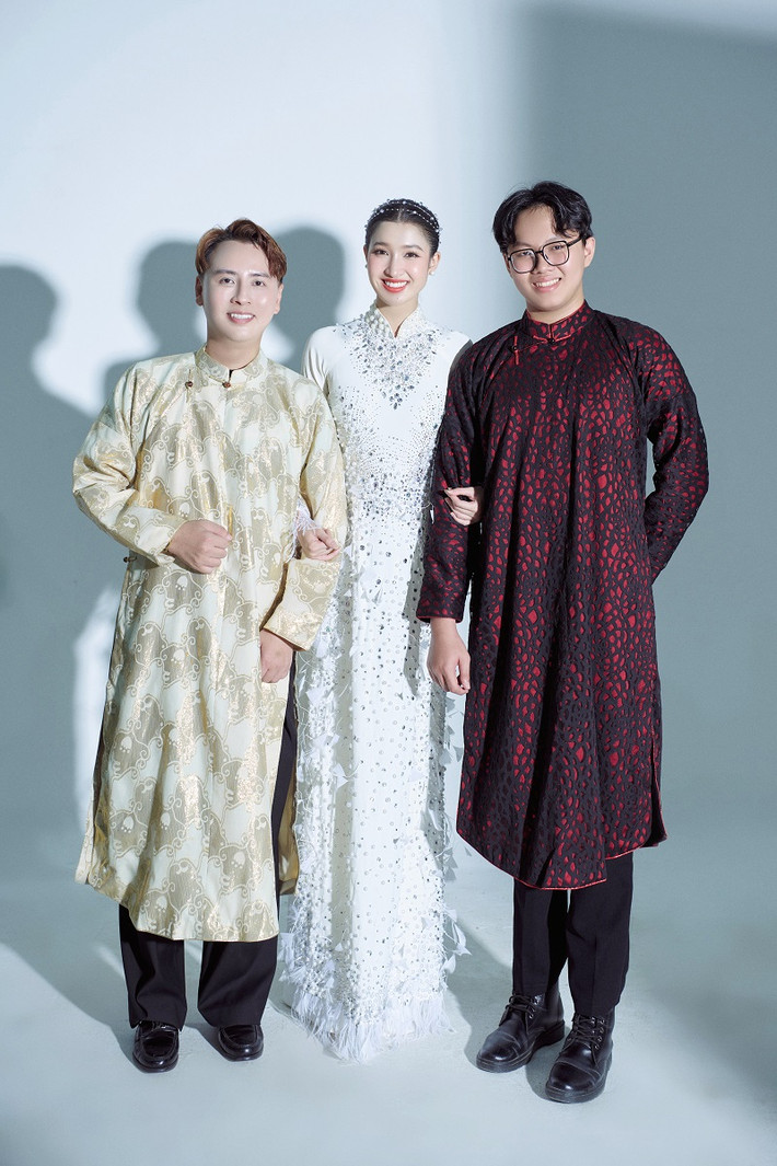 Phương Nhi chia sẻ thêm lý do mà mình và ê-kíp đã quyết định chọn bộ trang phục này: “Cuộc sống của mình gắn với mẹ nên mình rất thích ý nghĩa của Cò ơi. Thêm vào đó, bộ trang phục có màu trắng nên vô cùng hợp với Phương Nhi. Mình tin rằng khi nhìn thấy hình ảnh mình mặc bộ trang phục thì mọi người sẽ hiểu lý do mình yêu thích Cò ơi”.