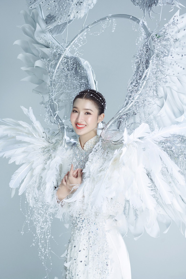"Cò ơi" mang toàn bộ sắc trắng, bạc làm tôn lên vẻ đẻ trong sáng, nhẹ nhàng vốn có của Phương Nhi. Cùng với đó, tà áo dài trắng tôn lên đường nét trưởng thành, dịu dàng của người phụ nữ Việt.