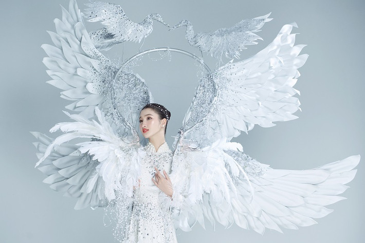 Á hậu Phương Nhi vừa tung hình ảnh bộ trang phục chính thức cô mang đến Miss International 2023.