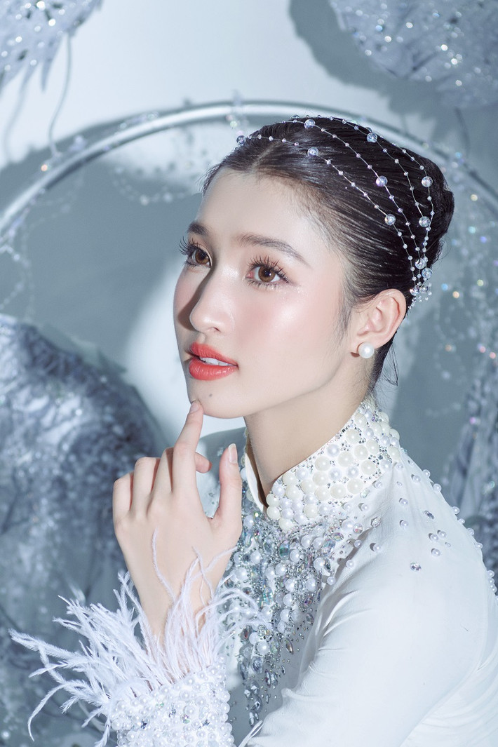 Phương Nhi chia sẻ: “Ban đầu khi chọn thiết kế này Phương Nhi thấy hơi khó để mặc, di chuyển vì bộ trang phục khá là nặng nhưng sau khi được mọi người hỗ trợ và sau thời gian tập luyện đeo cánh, catwalk thì mình cảm thấy mọi thứ đang rất tốt”.