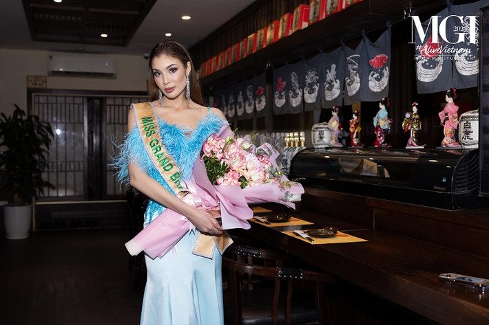Trong chiếc sash đại diện cho quốc gia của mình, các cô gái đã chọn những bộ cánh lộng lẫy tôn lên nhan sắc kiều diễm.