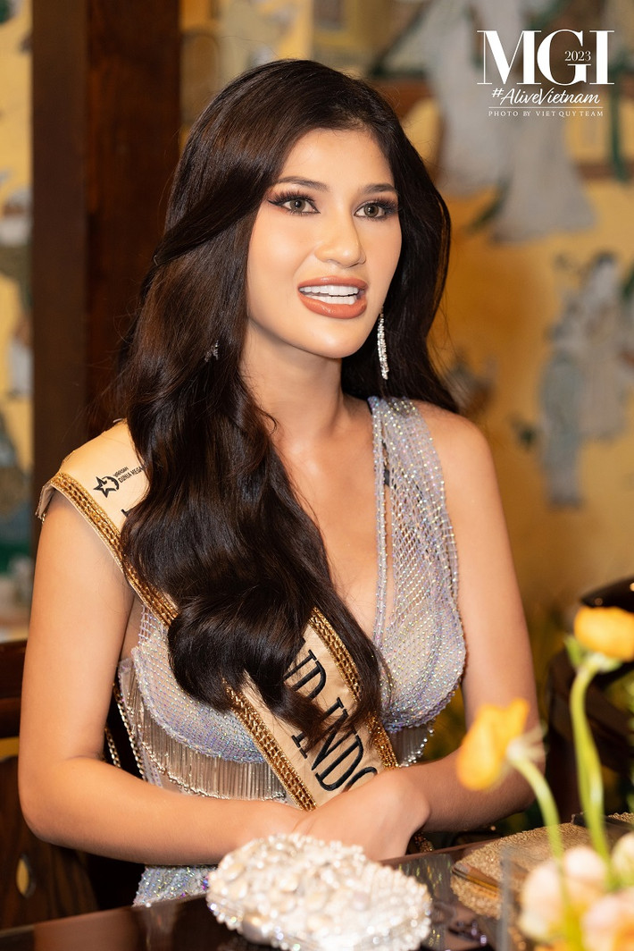 Miss Grand Indonesia là một người mẫu chuyên nghiệp. Cô cho biết đây là lần thứ hai đến với Việt Nam và vô cùng mong chờ khám phá thêm nhiều điều về văn hóa Việt Nam.
