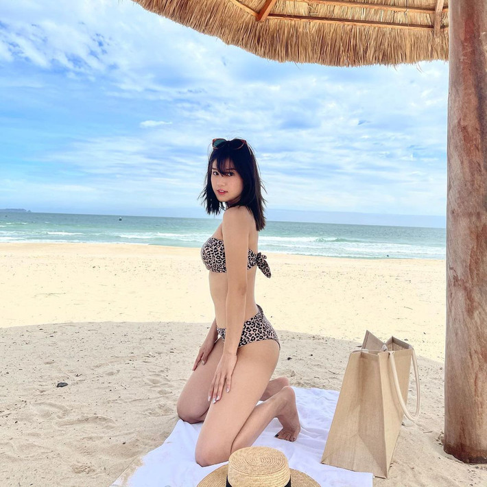 Hoàng Yến Chibi cũng ghi tên vào hội mỹ nhân quyến rũ bậc nhất showbiz ngày đầu năm mới 2021 khi phô diễn đường cong trước biển. Ảnh: IG, FB.