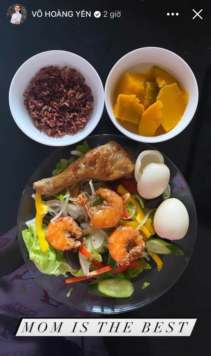 Ngoài ra, Võ Hoàng Yến còn lựa chọn gạo lứt cho bữa ăn vì nó có hàm lượng chất xơ cao, giúp bụng nhanh no dù chúng ta chỉ ăn với lượng nhỏ. Loại gạo này cũng chứa nhiều vitamin, khoáng chất nên không chỉ giúp duy trì cân nặng ổn định mà còn phòng ngừa nhiều bệnh không tốt xảy ra với cơ thể.