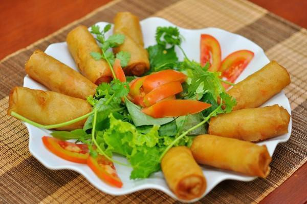 Nem rán cũng là món ăn quen thuộc thường xuất hiện trong mâm cỗ người Việt.