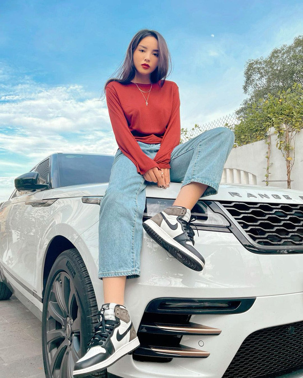 Hoa hậu Kỳ Duyên lên đồ đơn giản mà năng động với combo áo thun và quần jeans, giày thể thao.