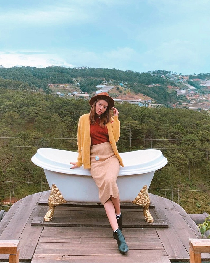 Phương Trinh Jolie tận hưởng kỳ nghỉ đầu năm với combo đồ len ấm áp. Ảnh: IG, FB.