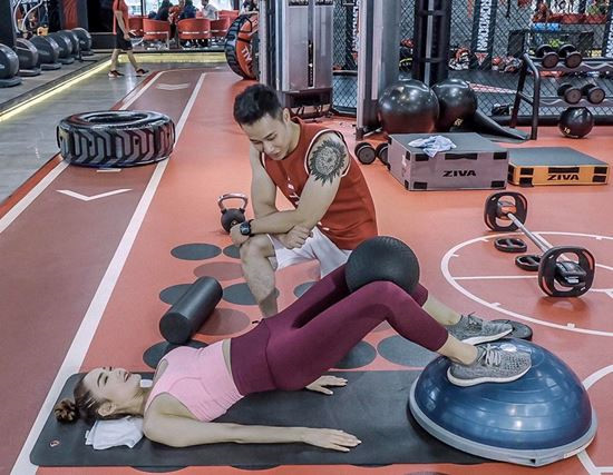 Mỗi ngày, Minh Hằng đều dành từ 1-2 tiếng để tập gym và chơi tennis. Nhiều chuyên gia cũng cho biết, tennis chính là một trong nhiều môn thể thao có thể giúp đánh bay mỡ thừa hiệu quả.