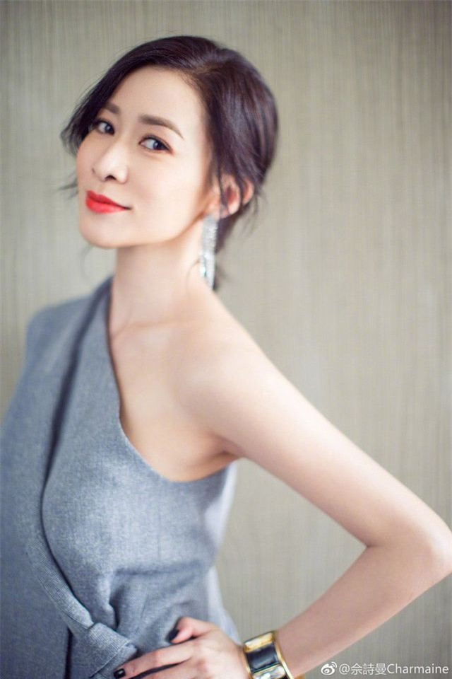 Xa Thi Mạn: Dường như các mỹ nhân hack tuổi của Trung Quốc đều tôn thờ chủ nghĩa độc thân, Xa Thi Mạn đã bước sang tuổi 45 nhưng vẫn chưa chịu lập gia đình. Nhưng có lẽ đó cũng là một trong những bí quyết giúp nữ diễn viên giữ gìn nhan sắc trẻ trung, xinh đẹp đến ngỡ ngàng.