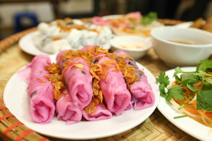 Tiếp đến là món bánh cuốn thanh long độc đáo của bà Dương Thị Hanh (71 tuổi) ở xóm Đình, Thanh Trì, Hà Nội. Bà Hanh cho biết, thanh long ruột đỏ sau khi mua về được rửa sạch rồi thái nhỏ ra cho vào máy xay sinh tố làm cho nhuyễn rồi pha với nước tạo thành một hỗn hợp màu đỏ. Sau đó pha với tỷ lệ vừa đủ giữa bột nước tráng bánh với nước xay từ quả thanh long vào với nhau cho vừa đủ để tạo thành màu hồng đẹp.