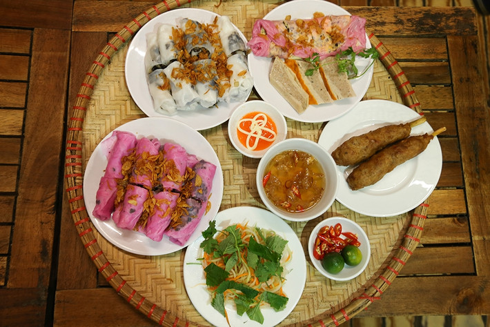 Bánh cuốn thanh long có vị thơm nhẹ, vị hơi ngọt mát của thanh long, nhưng vẫn phải bảo đảm bánh tráng mỏng, mềm; nhân thịt thơm, đầy đặn. Ảnh: Internet.