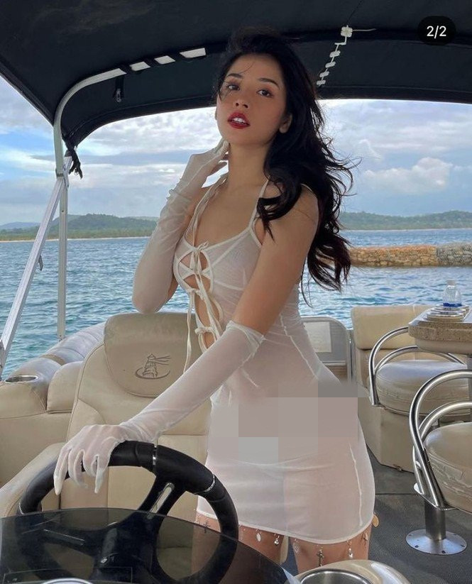 Trước đó, không ít mỹ nhân Việt gây trang cãi vì mốt diện trang phục xuyên thấu phản cảm. Cách đó không lâu, Chi Pu cũng hứng chịu không ít chỉ trích bởi diện chiếc váy xuyên thấu hở bạo.