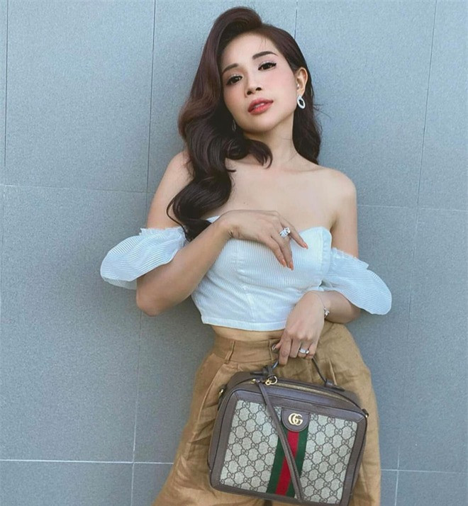 Khả Như khéo léo dùng tay che vòng một khi diện chiếc áo trễ nải.