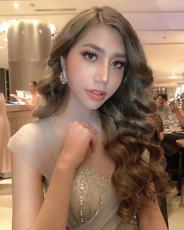 Không chỉ mặc đẹp, Khánh Vân còn trang điểm vô cùng cuốn hút.