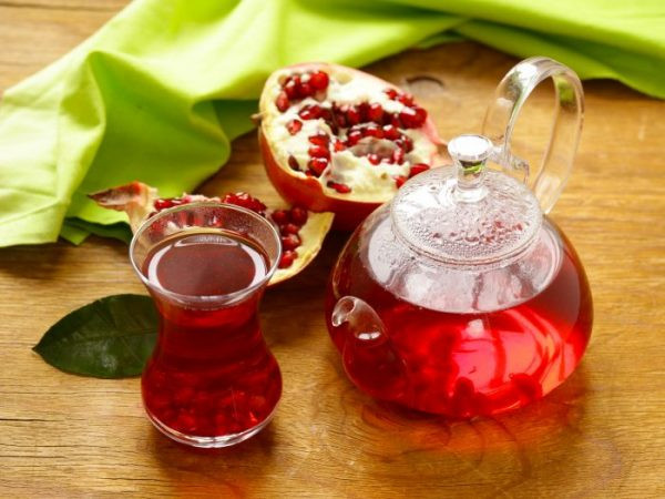 Nước cốt để pha trà lựu có thể bảo quản trong lọ được 1 tháng. Không chỉ có màu sắc bắt mắt, trà lựu có nhiều lợi ích sức khỏe.